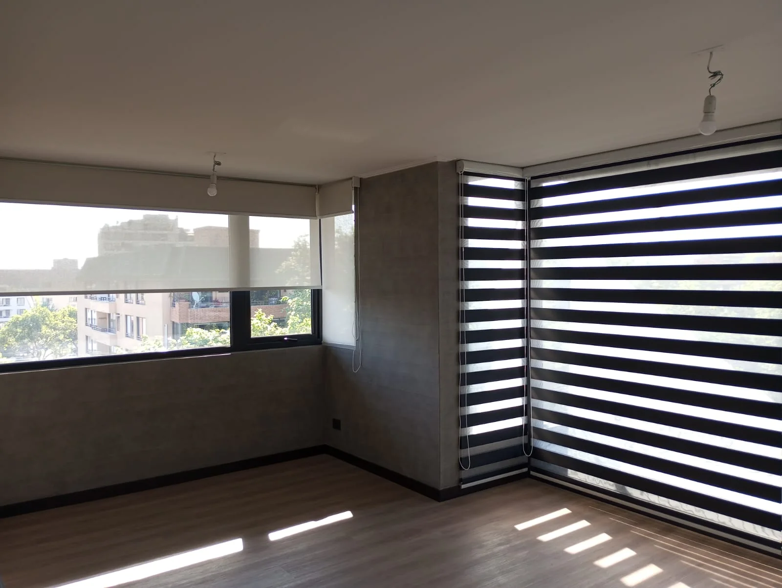 Roller dúo con franjas horizontales en un ambiente interior