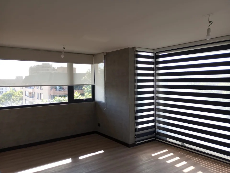 Roller dúo con franjas horizontales en un ambiente interior