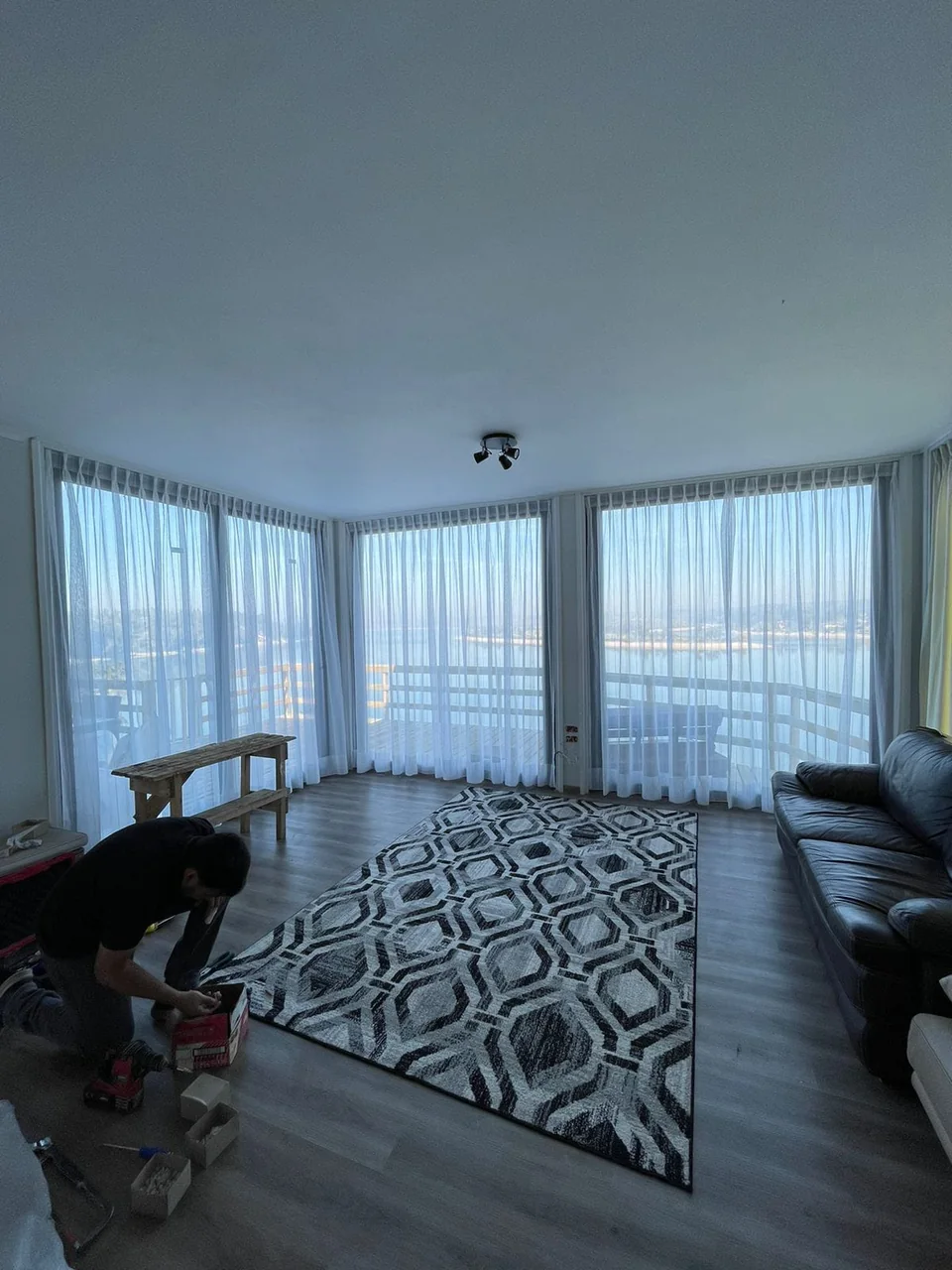 Cortinas translúcidas en el ventanal de un dormitorio