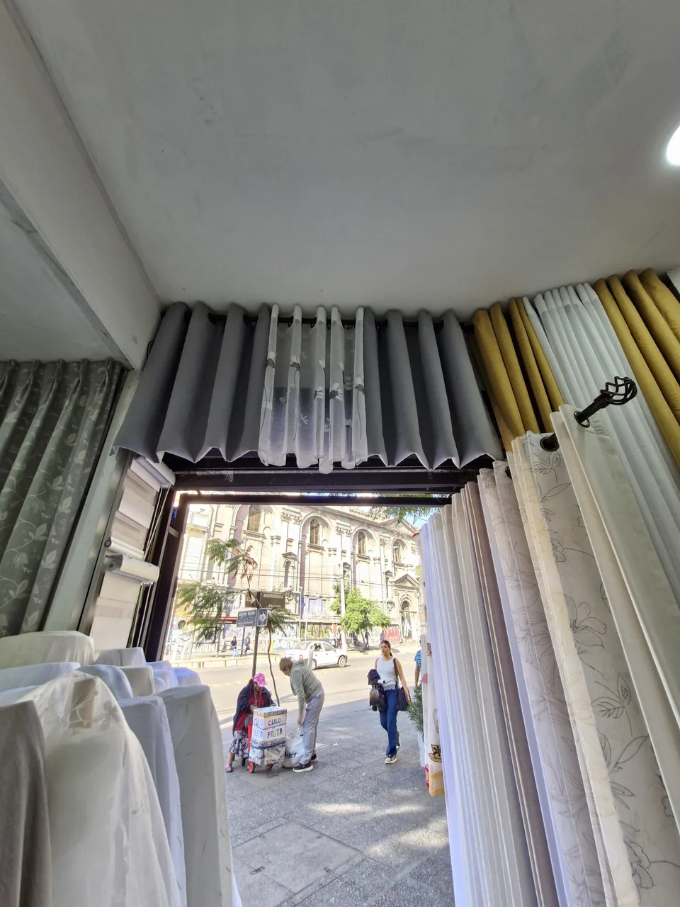 Detalle de caída y terminación de cortinas de tela en el taller