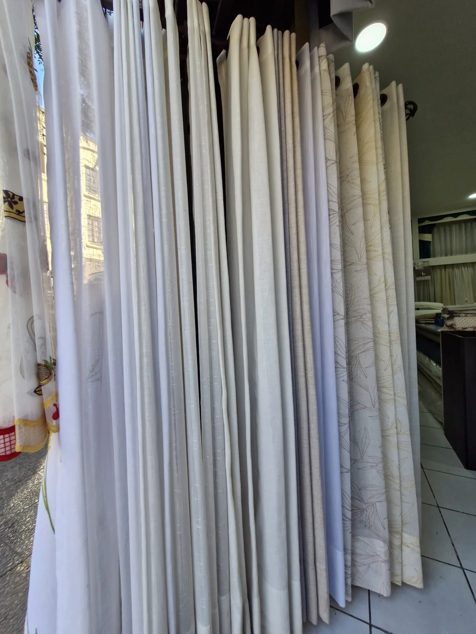 Detalle de caída y terminación de cortinas de tela en el taller