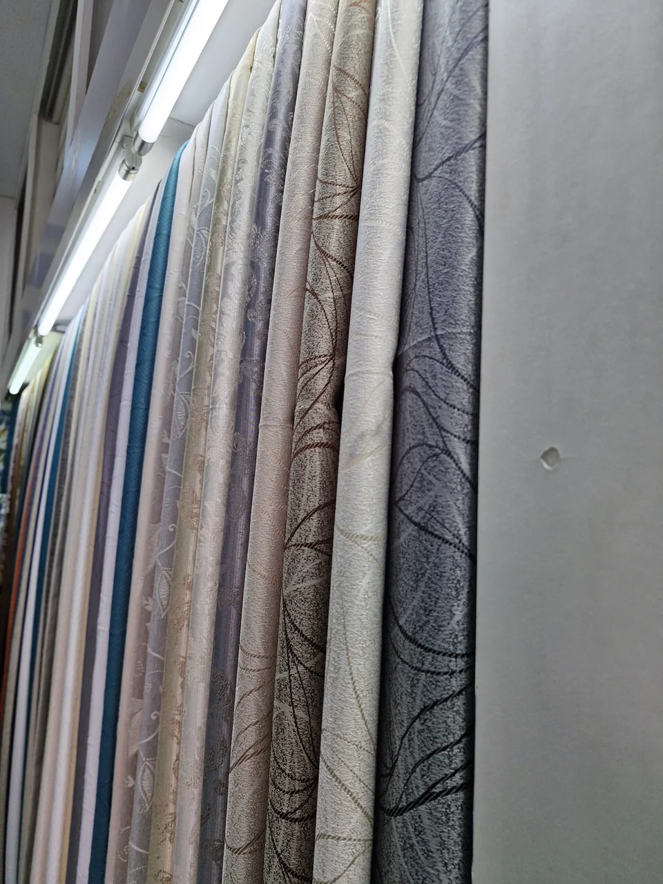 Selección de telas, colores y texturas en el taller