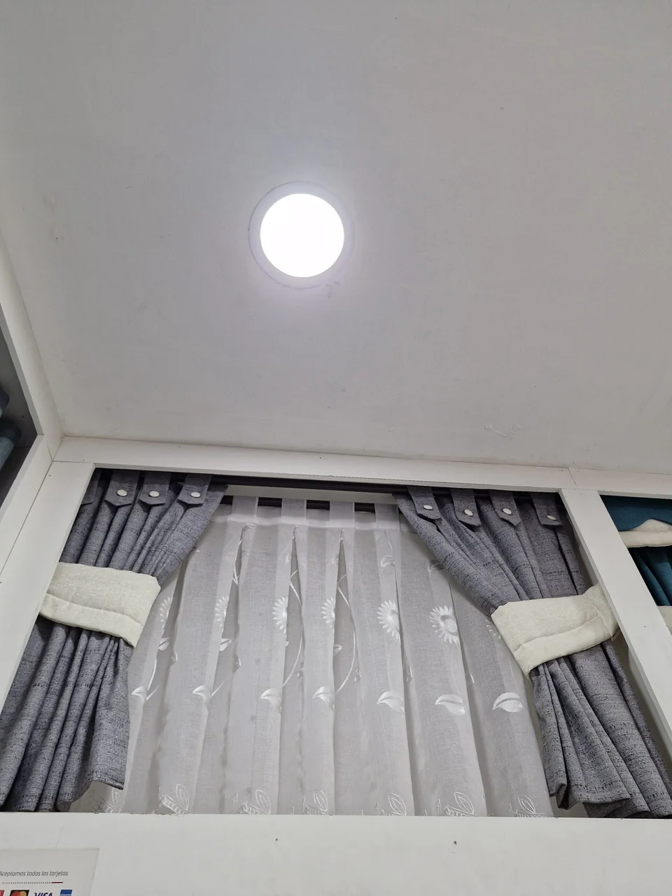Detalle de caída y terminación de cortinas de tela en el taller