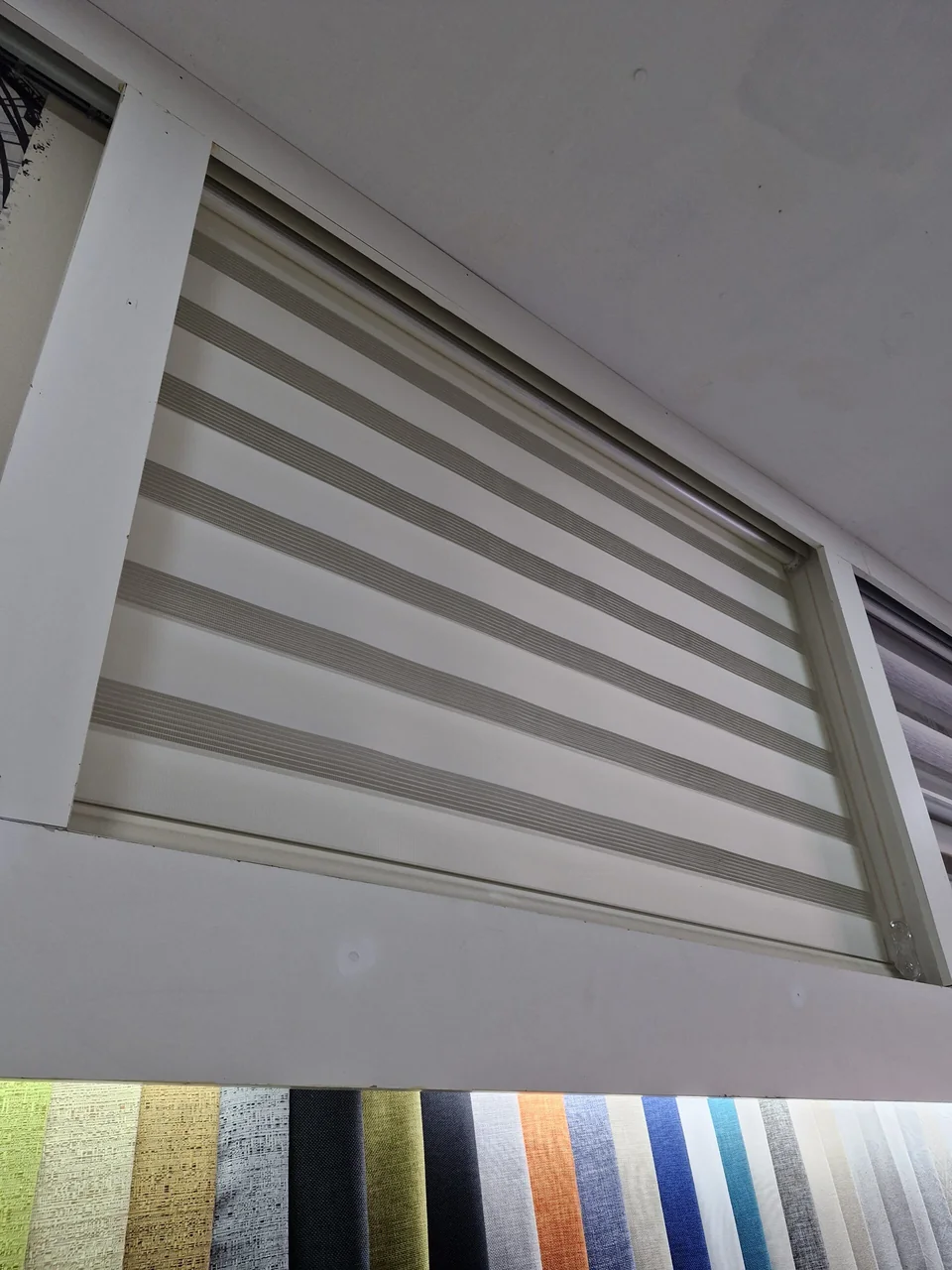 Muestra de sistema enrollable y control de luz en el taller
