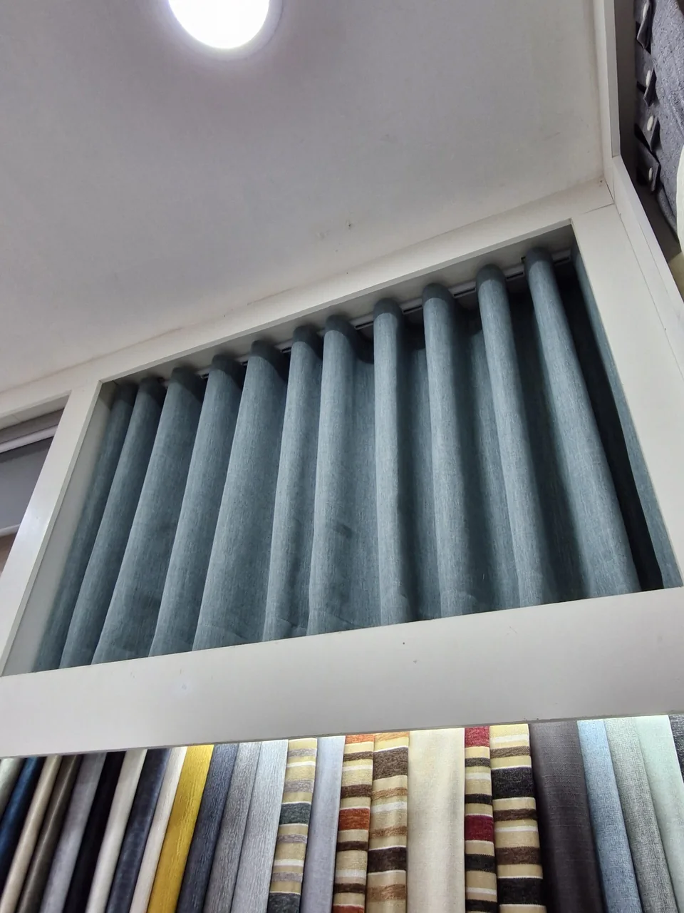 Detalle de caída y terminación de cortinas de tela en el taller