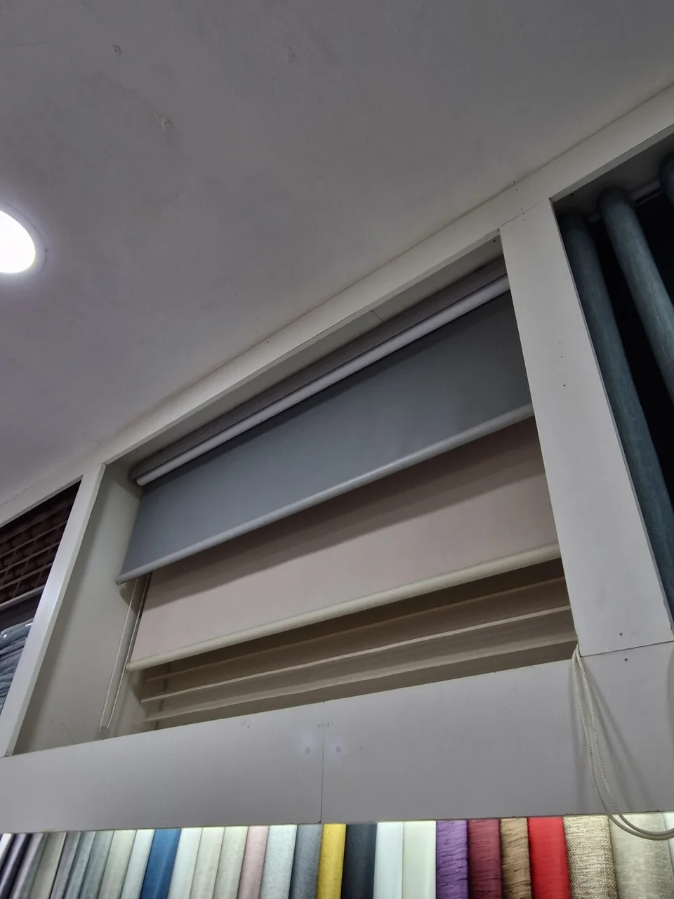 Muestra de sistema enrollable y control de luz en el taller