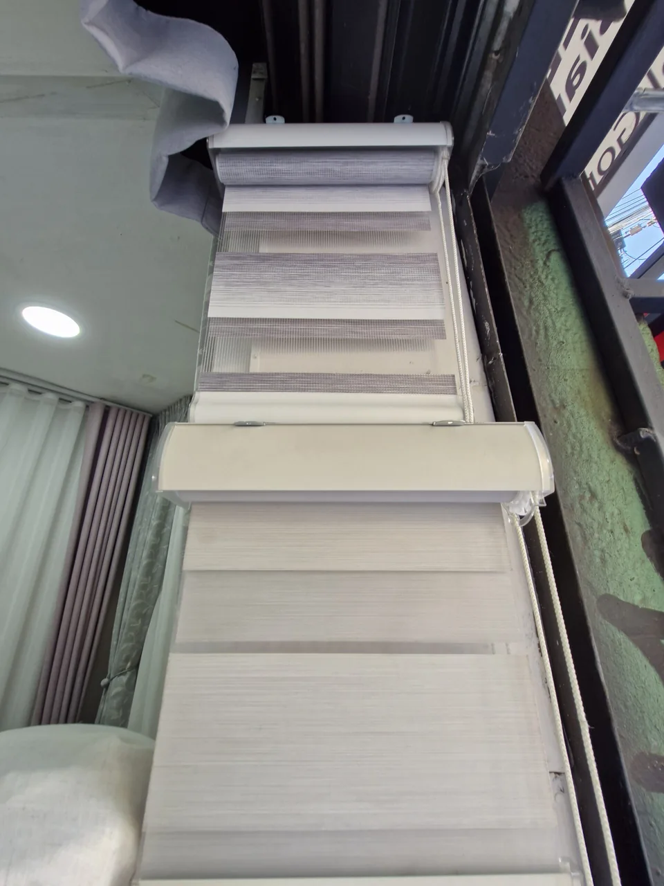 Muestra de sistema enrollable y control de luz en el taller