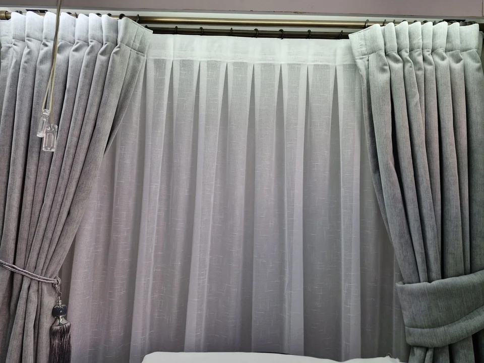 Detalle de caída y terminación de cortinas de tela en el taller