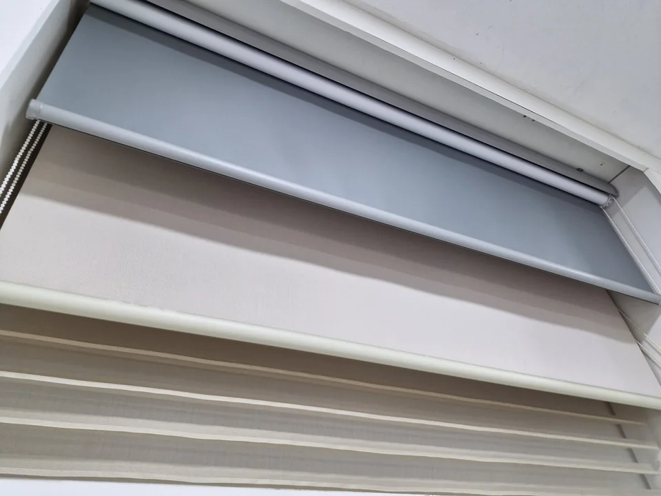 Muestra de sistema enrollable y control de luz en el taller
