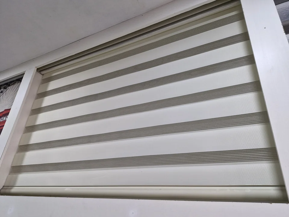 Muestra de sistema enrollable y control de luz en el taller