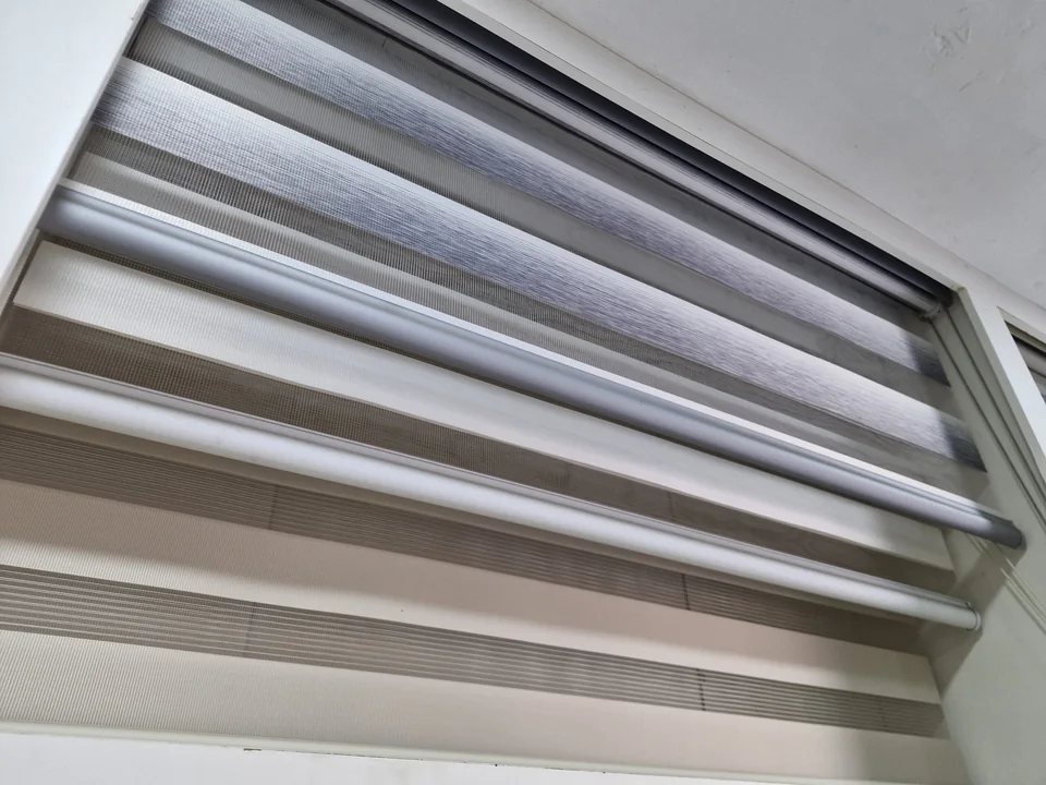 Muestra de sistema enrollable y control de luz en el taller