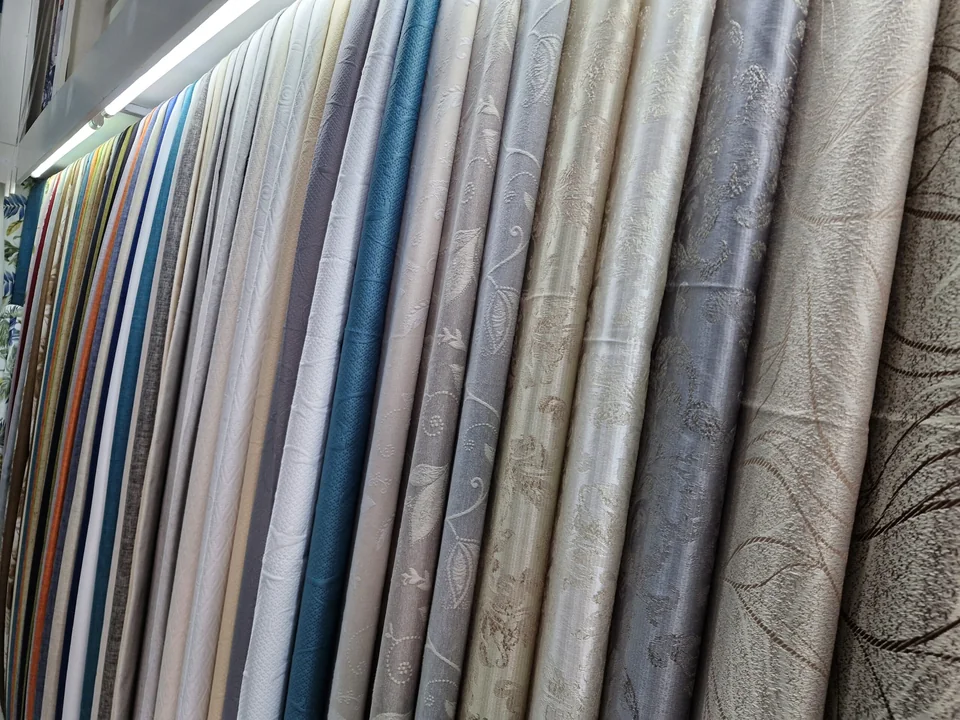 Selección de telas, colores y texturas en el taller