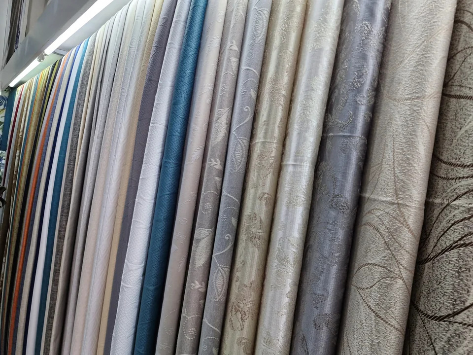Selección de telas, colores y texturas en el taller