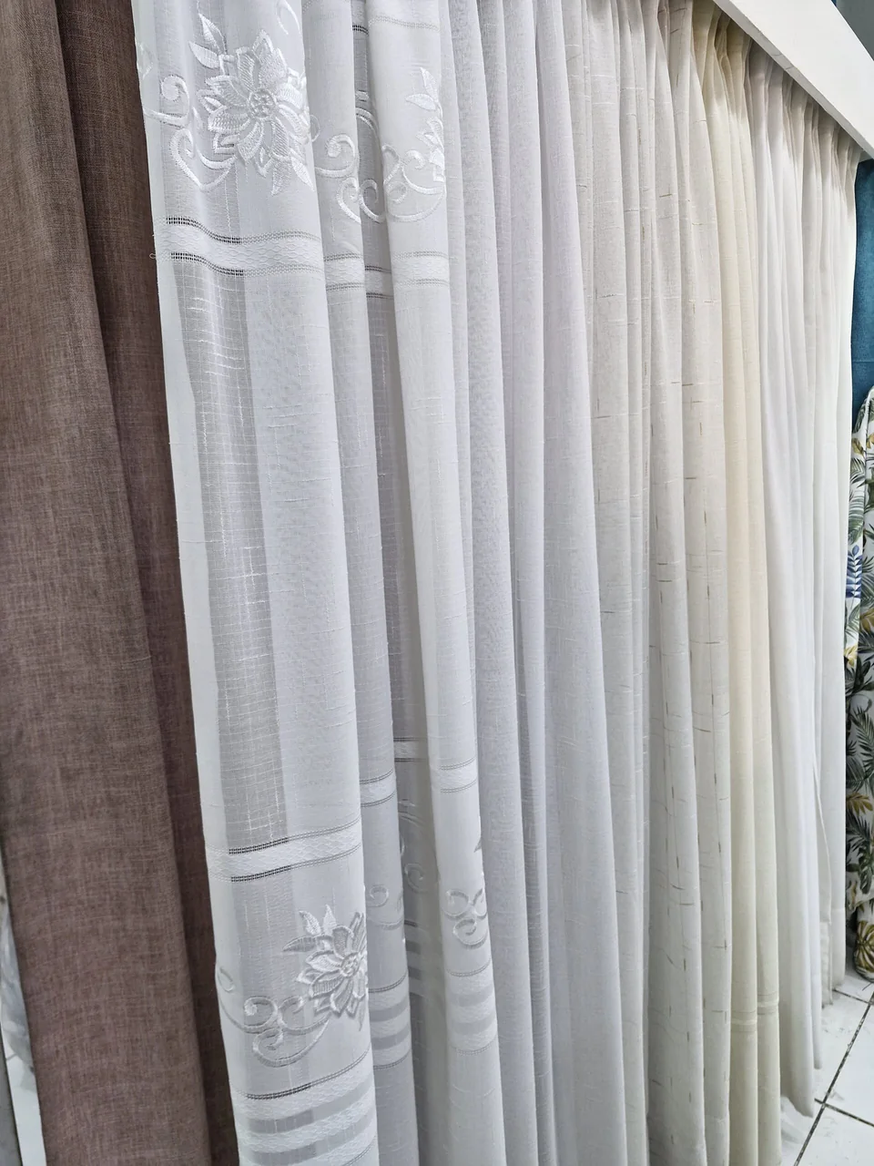Detalle de caída y terminación de cortinas de tela en el taller