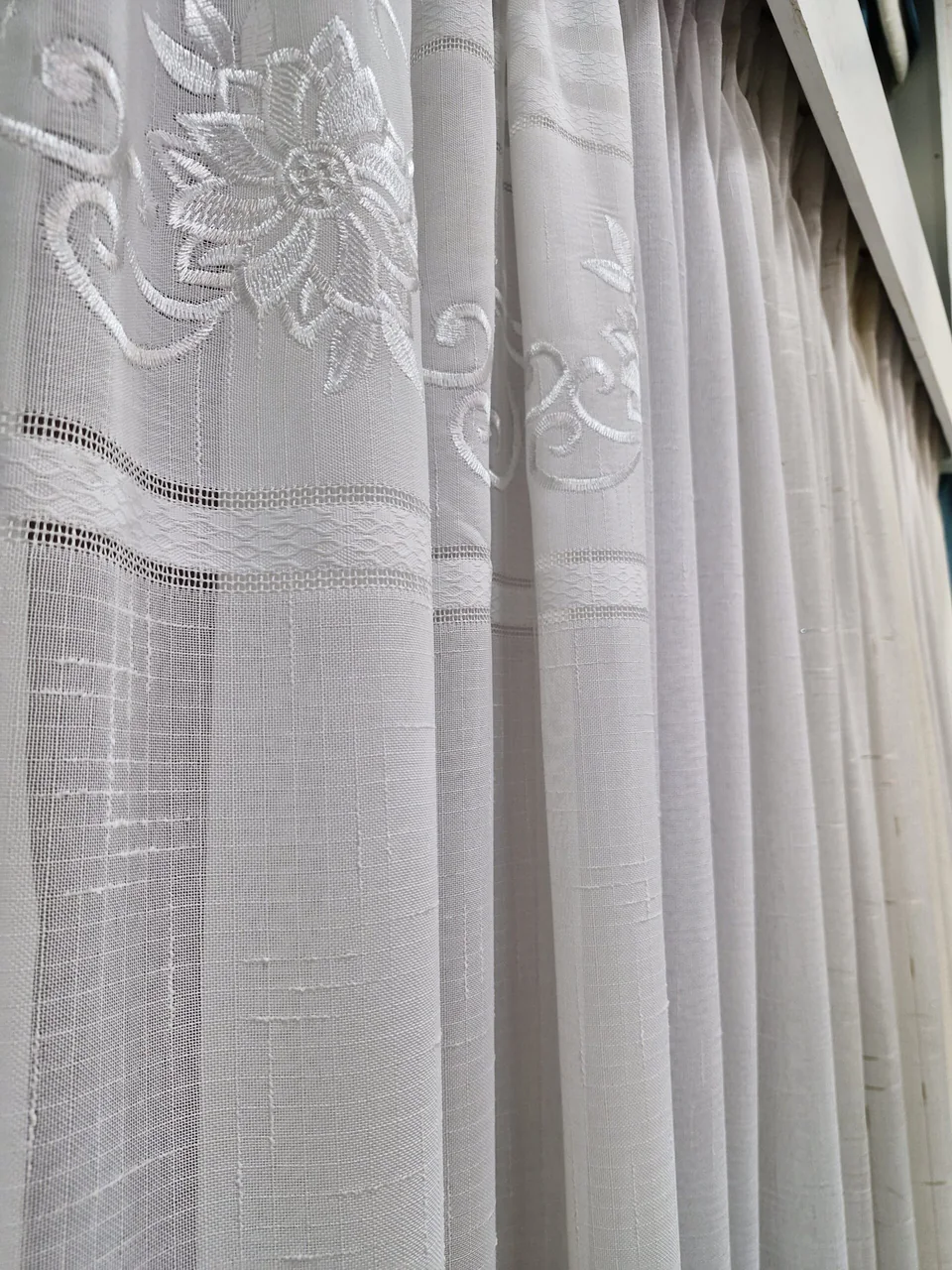 Detalle de caída y terminación de cortinas de tela en el taller