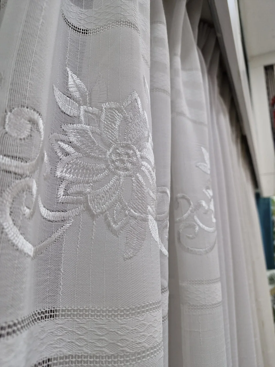 Detalle de caída y terminación de cortinas de tela en el taller
