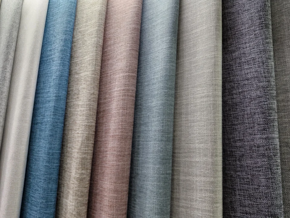 Selección de telas, colores y texturas en el taller