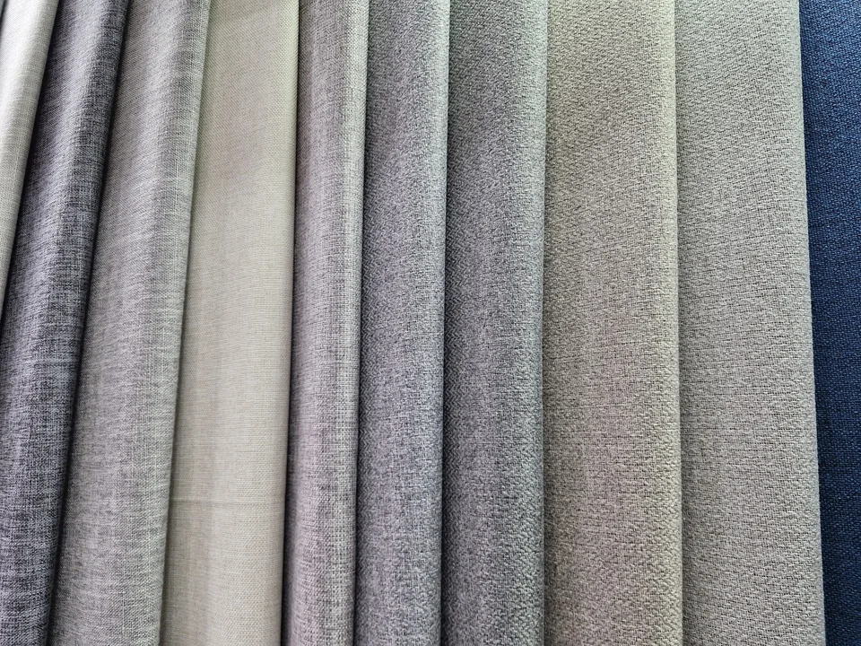Selección de telas, colores y texturas en el taller