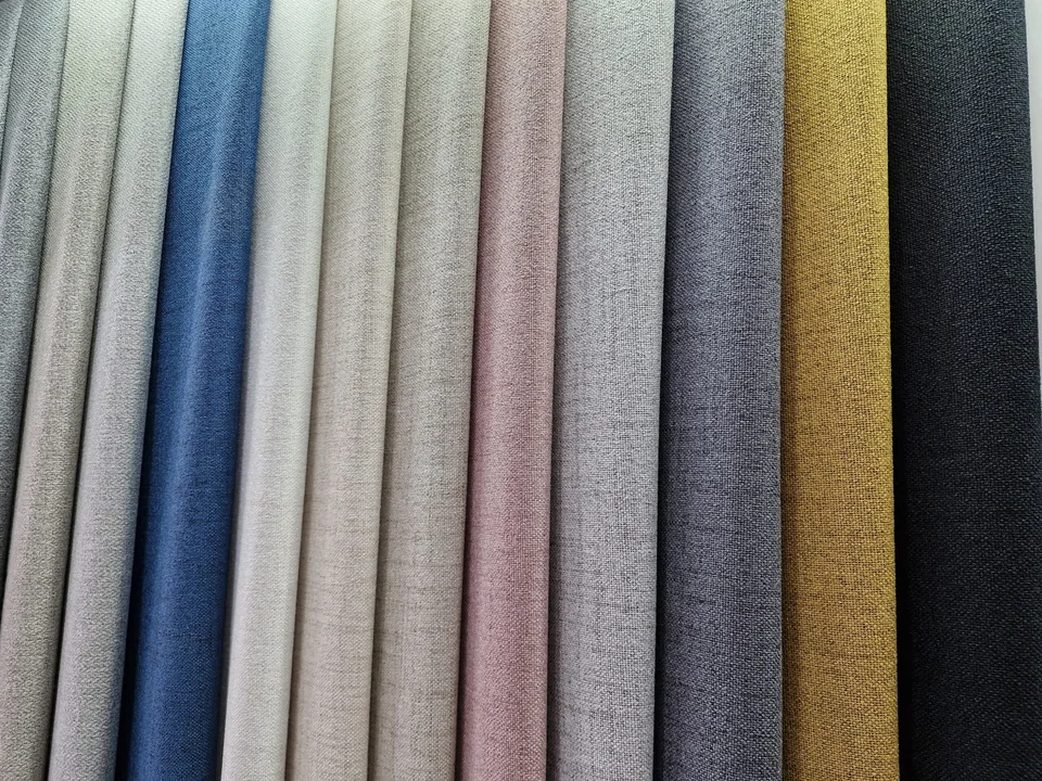 Selección de telas, colores y texturas en el taller