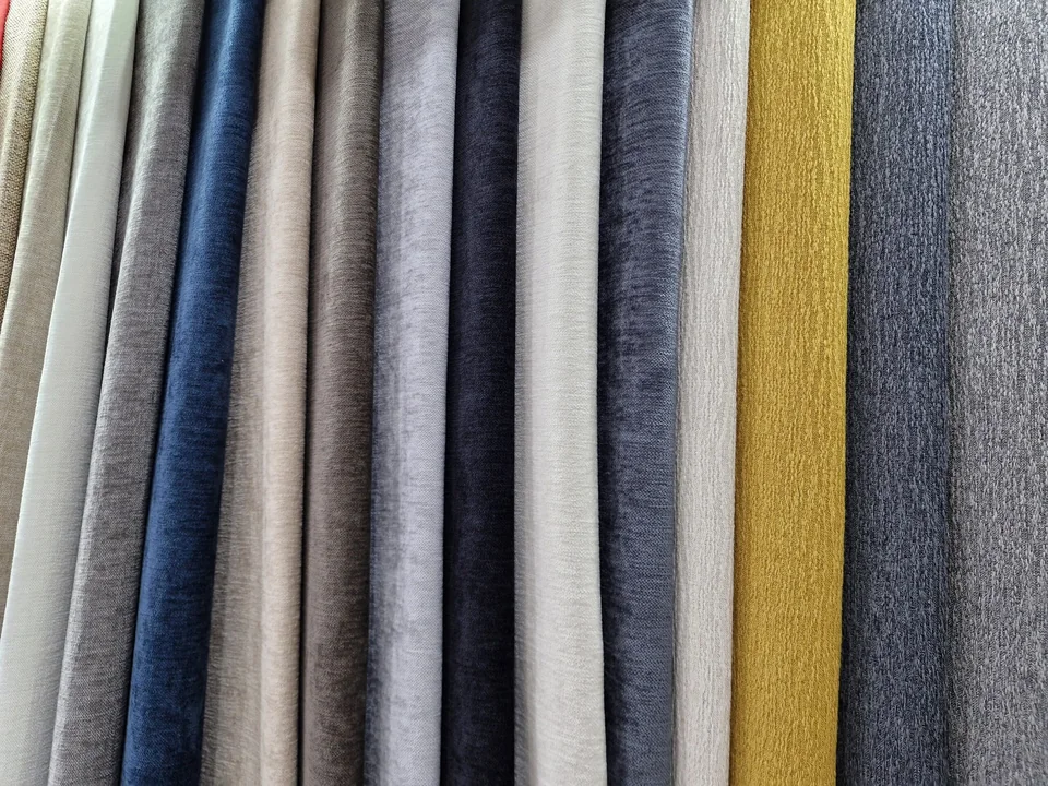 Selección de telas, colores y texturas en el taller