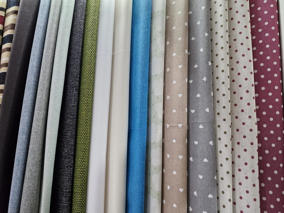 Selección de telas, colores y texturas en el taller