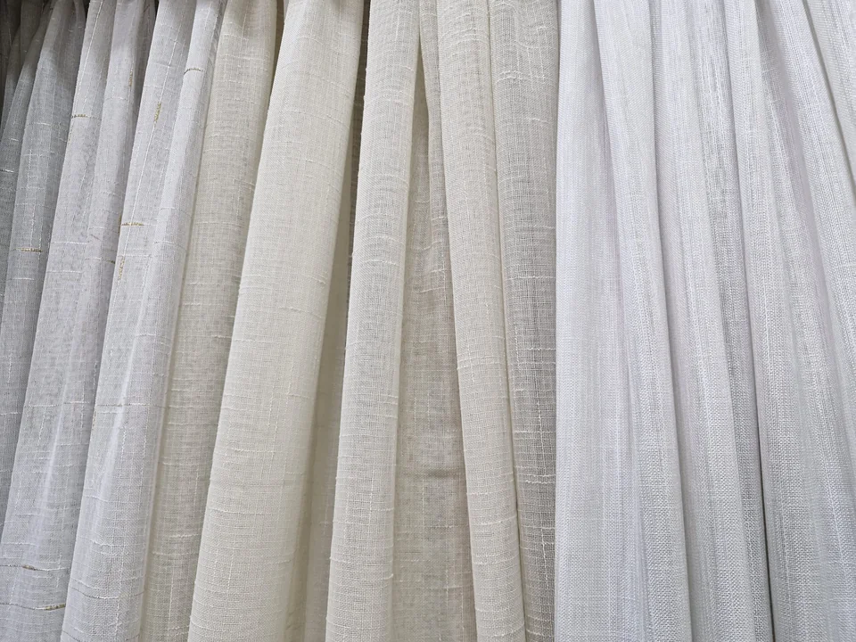 Detalle de caída y terminación de cortinas de tela en el taller
