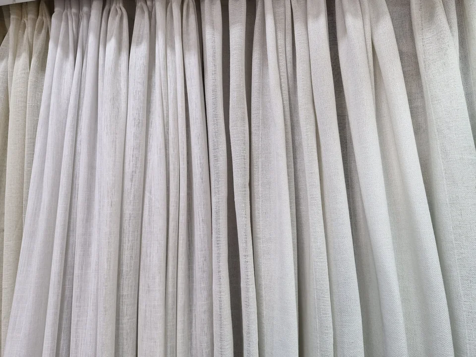 Detalle de caída y terminación de cortinas de tela en el taller