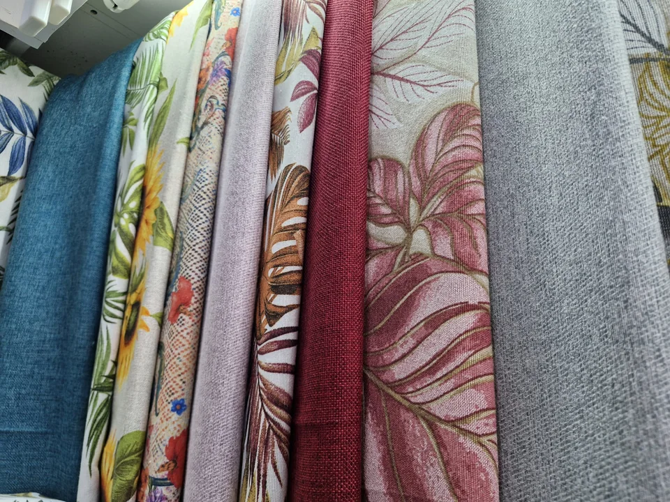 Selección de telas, colores y texturas en el taller